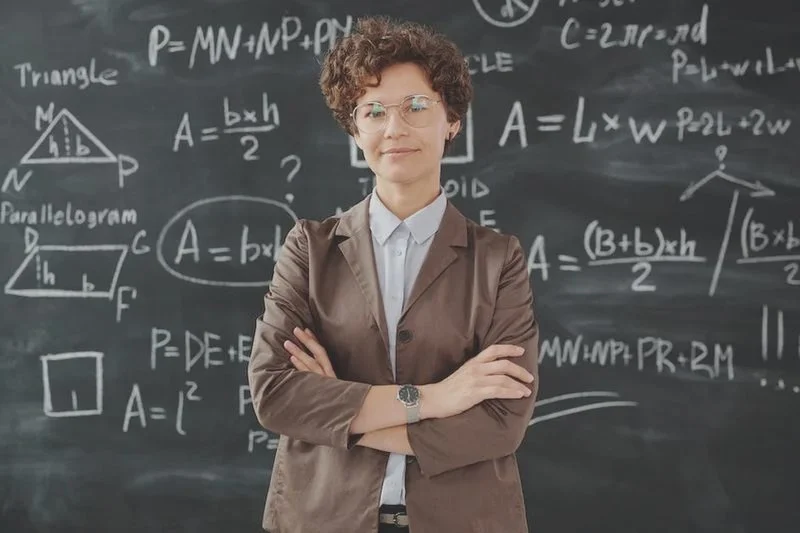 Ile zarabia nauczyciel matematyki – średnie zarobki według stażu