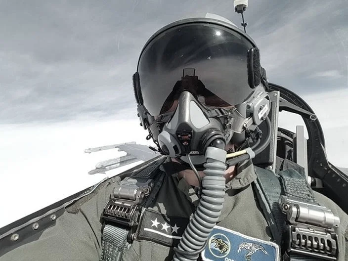 Ile zarabia pilot myśliwca? Pensja, dodatki i realne stawki