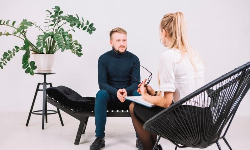 Ile zarabia psycholog? Aktualne zarobki i stawki w 2026 roku