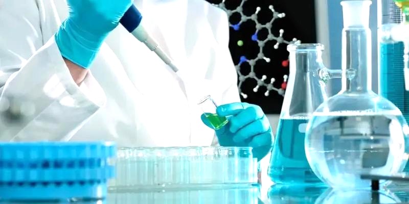 Zarobki chemika: średnie wynagrodzenie i przykładowe stawki