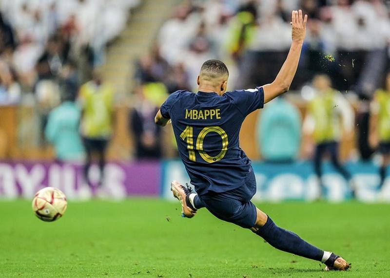 Analiza zarobków Mbappé