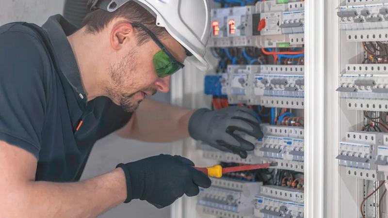 Wynagrodzenia elektryków 2026