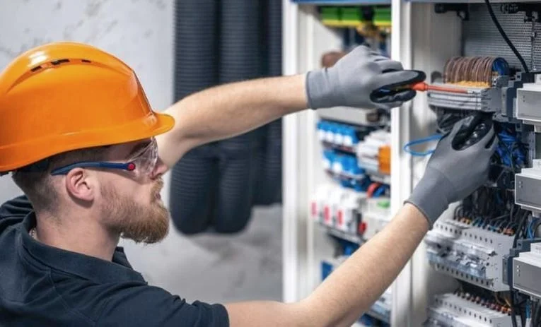 Ile zarabia elektryk: średnie zarobki netto na etacie i własnej działalności
