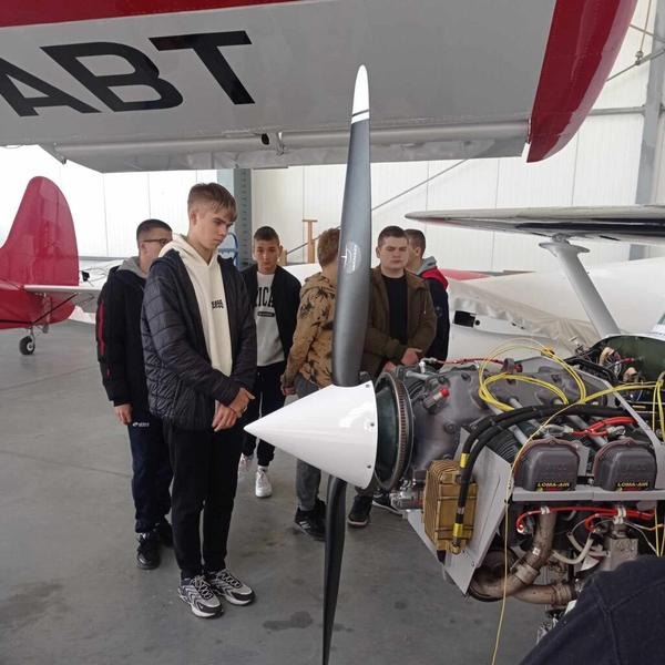 Ile zarabia mechanik lotniczy? średnie zarobki i stawki w branży