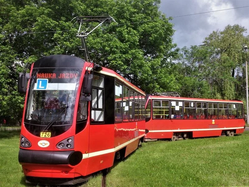 Ile zarabia motorniczy? Średnie zarobki, dodatki i wymagania