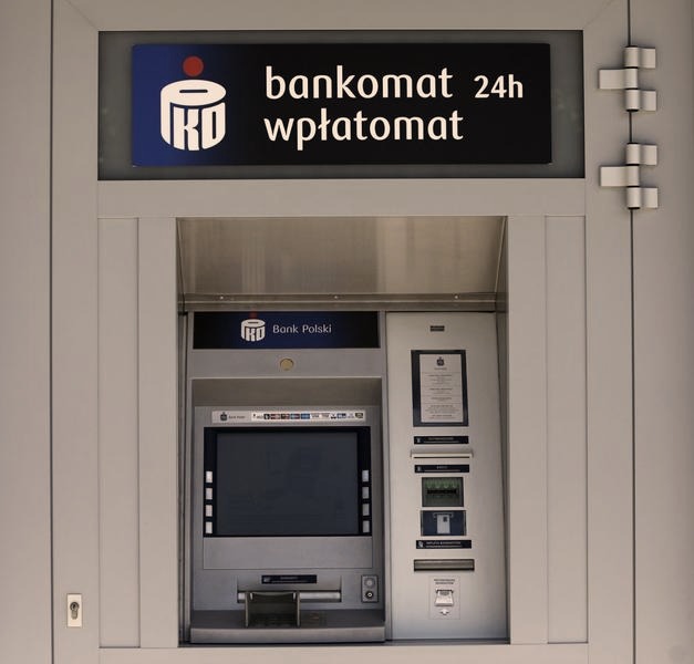 Jak wpłacić pieniądze we wpłatomacie PKO? Prosta instrukcja krok po kroku